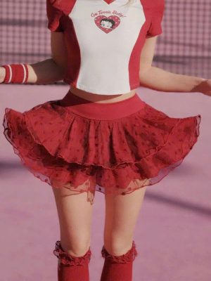 Người mẫu nữ diện áo thể thao và chân váy tennis FitWay, sẵn sàng cho mọi trận đấu.